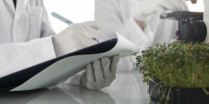 chercheurs-avec-presse-papiers-dans-le-laboratoire-de-biotechnologie chercheurs-avec-presse-papiers-dans-le-laboratoire-de-biotechnologie