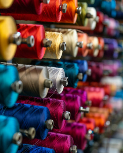 des-bobines-de-fil-colorees-exposees-une-vitrine-vibrante-d-articles-de-couture-essentiels-pour-des-projets-creatifs des-bobines-de-fil-colorees-exposees-une-vitrine-vibrante-d-articles-de-couture-essentiels-pour-des-projets-creatifs